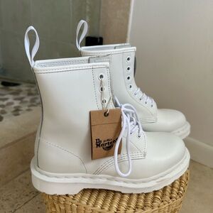 NWT Dr. Martens AirWalk - monochromatic white size US 7